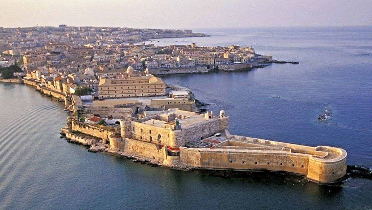 A historic five-star hotel in Syracuse (Sicily), a World Heritage Site