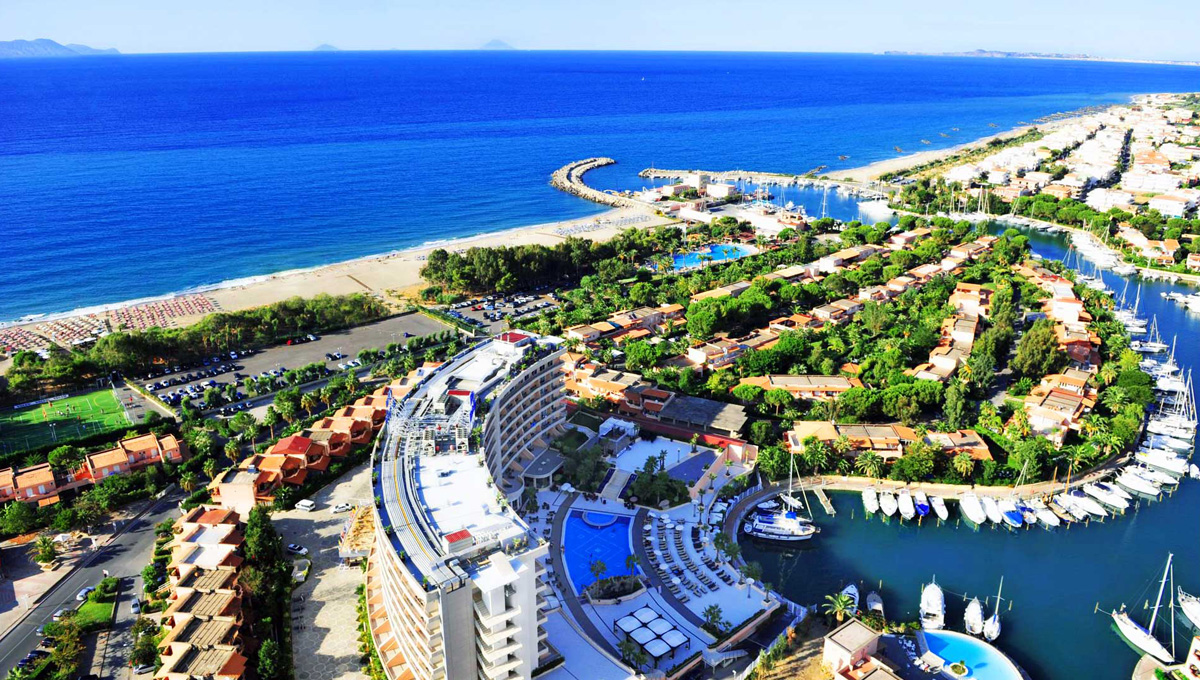 I13-024 - Sicily. 5-star hotel, 263 rooms, beach club, 3 restaurants, swimming pool…