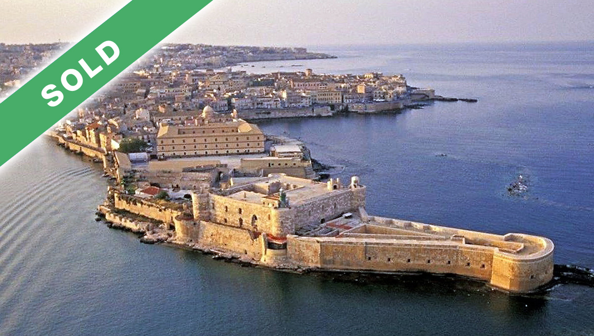 A historic five-star hotel in Syracuse (Sicily), a World Heritage Site
