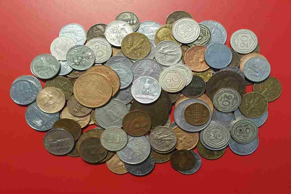 alcune lire su un tavolo rosso