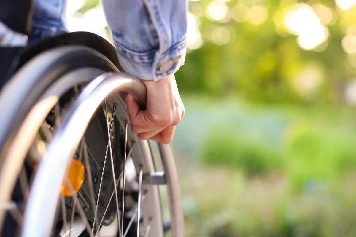 persona sulla sedia a rotelle