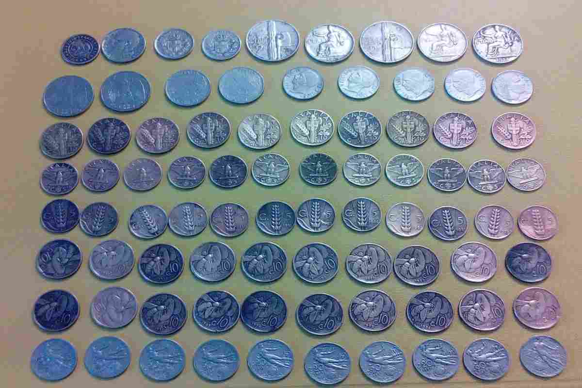 lire italiane allineate su una superficie