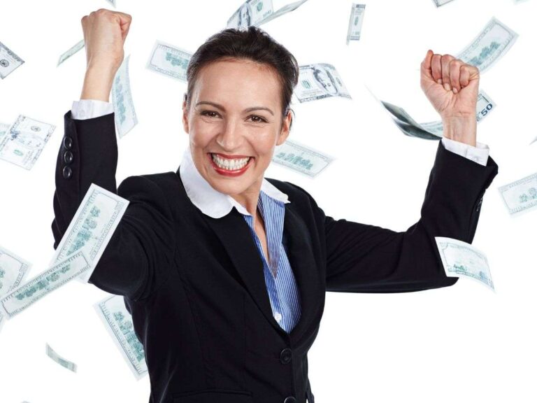 donna esulta con pioggia di banconote