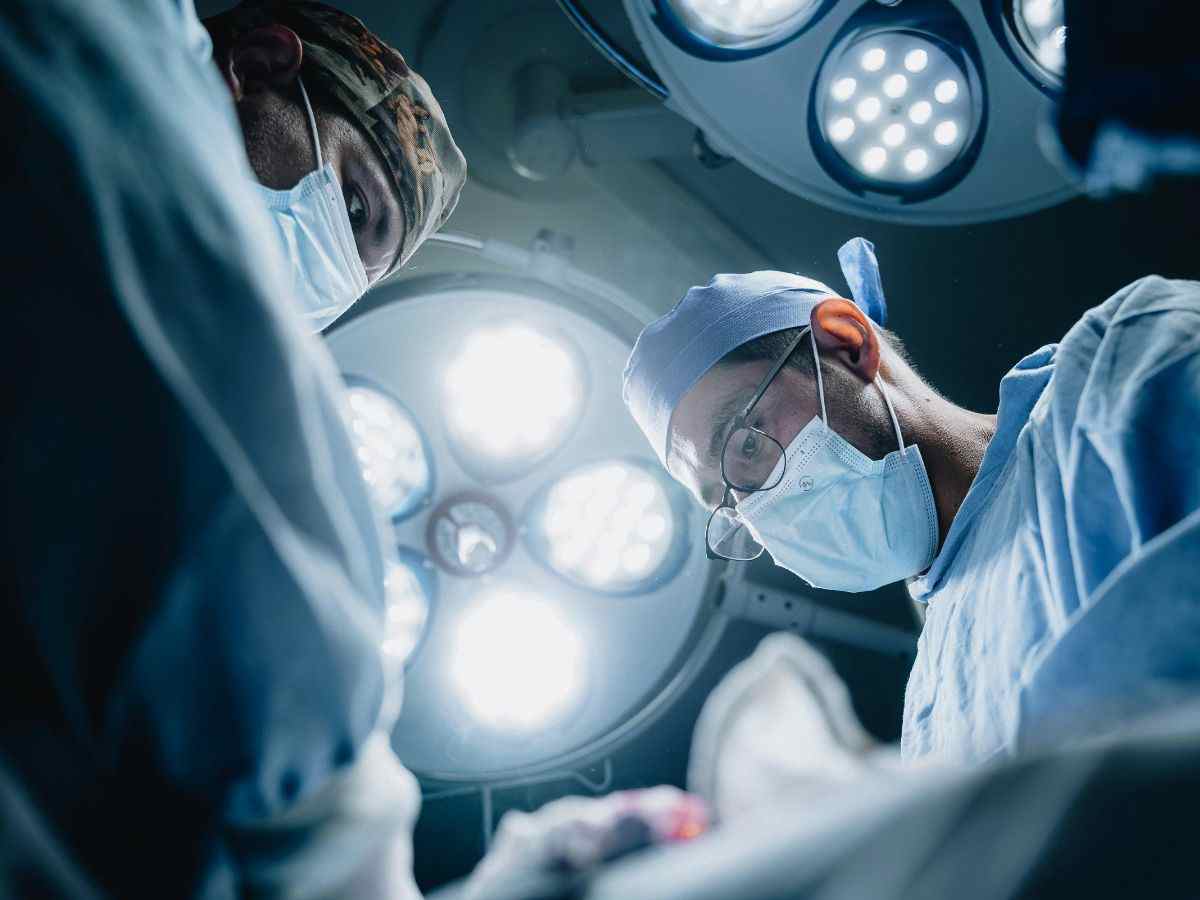 medico durante operazione