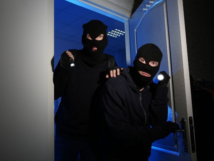 ladri che entrano in casa