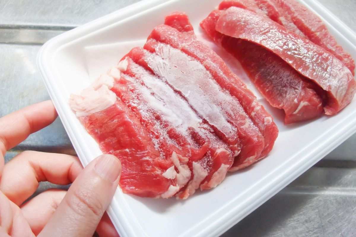 carne congelata nel contenitore