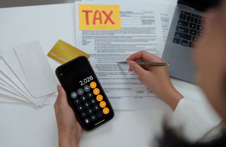 donna con calcolatrice e tasse