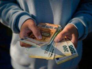 persona con banconote in mano