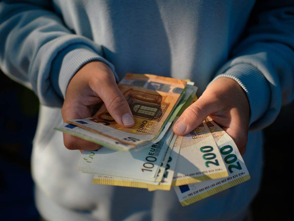 persona con banconote in mano