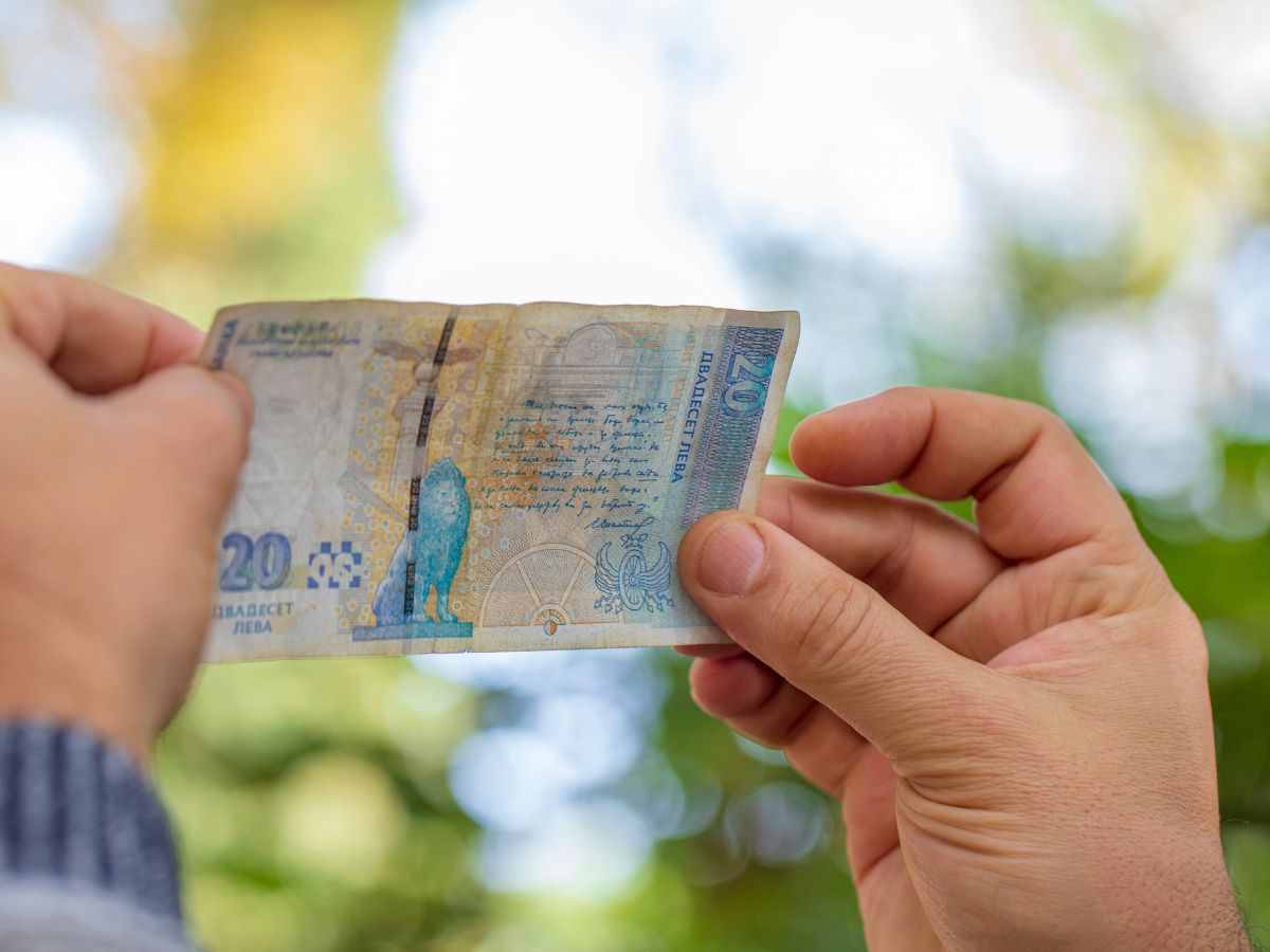 persona tiene banconote in controluce