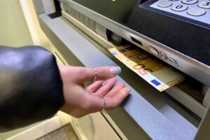 donna che preleva al bancomat