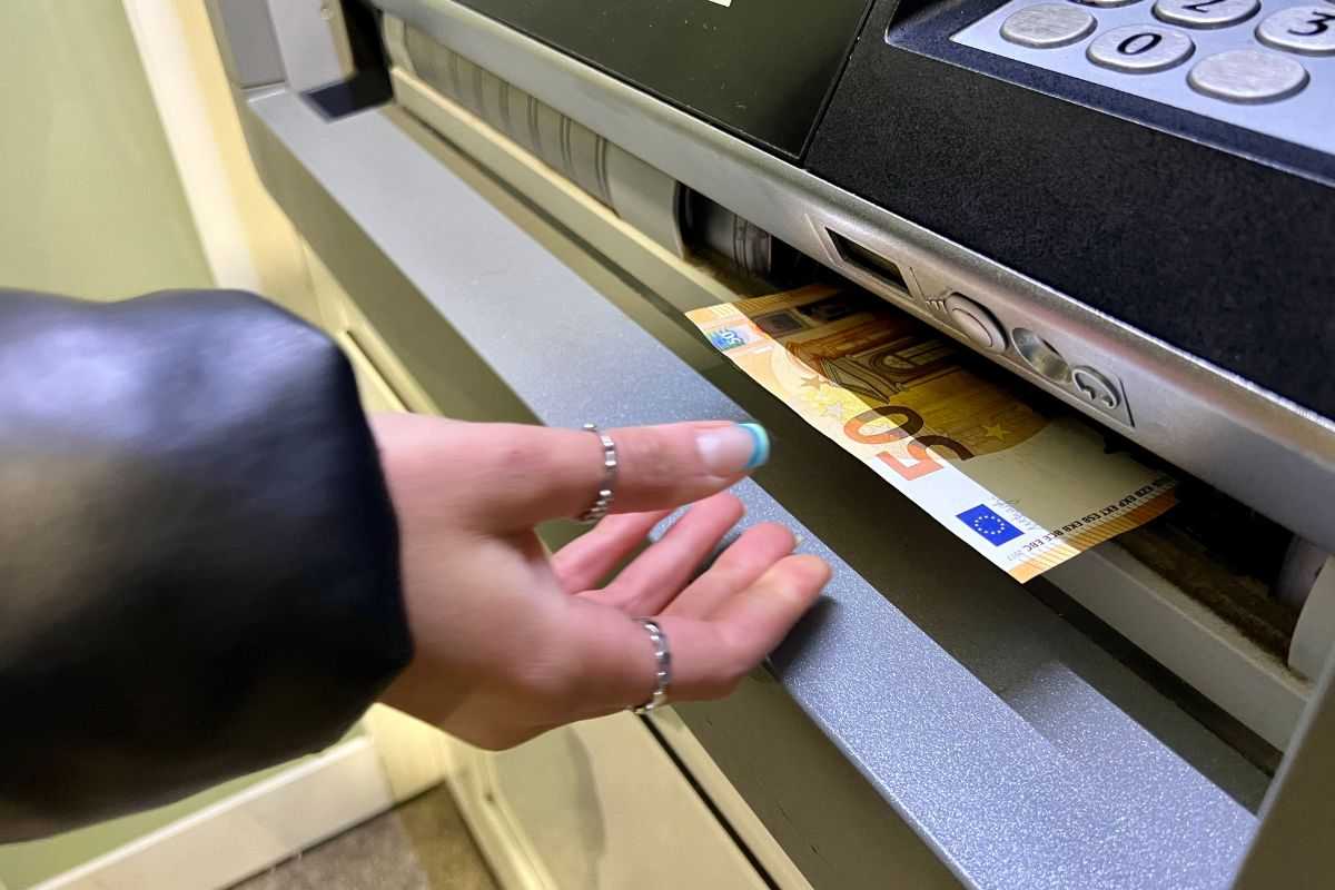 donna che preleva al bancomat