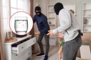 ladri in casa e bicchiere d'acqua