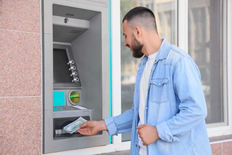 uomo che preleva al bancomat