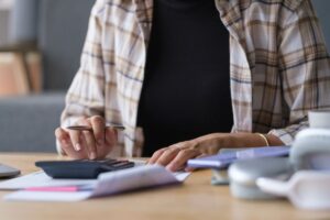 donna con calcolatrice