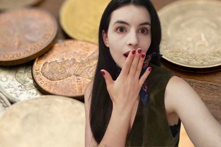 Una ragazza stupita e sullo sfondo monete rare