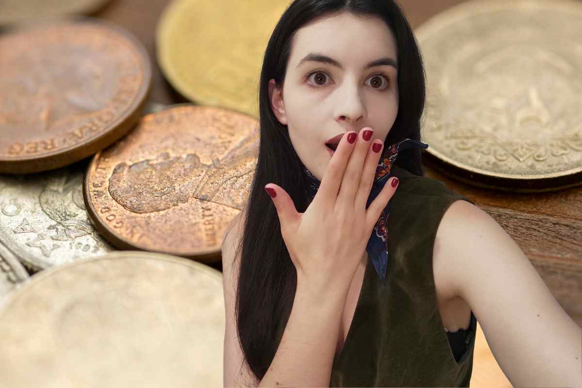 Una ragazza stupita e sullo sfondo monete rare