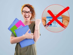 ragazza esulta con libri in mano
