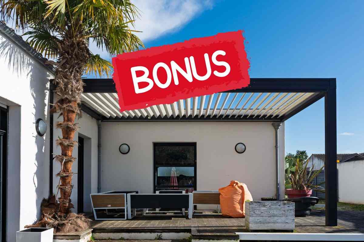 patio esterno di una casa con pergola e scritta bonus