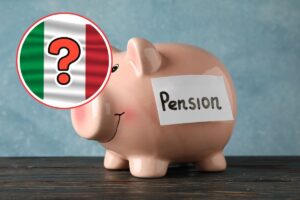 salvadanaio con scritta pensione, bandiera dell'italia e punto interrogativo