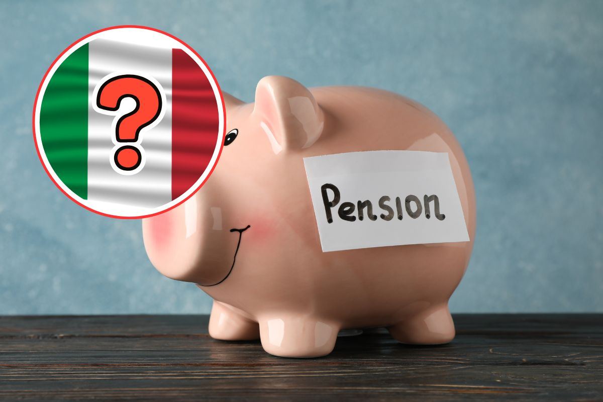salvadanaio con scritta pensione, bandiera dell'italia e punto interrogativo