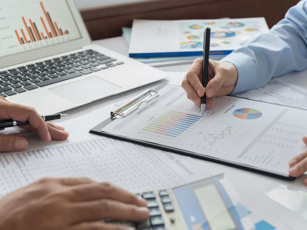 persona con grafico su un conto