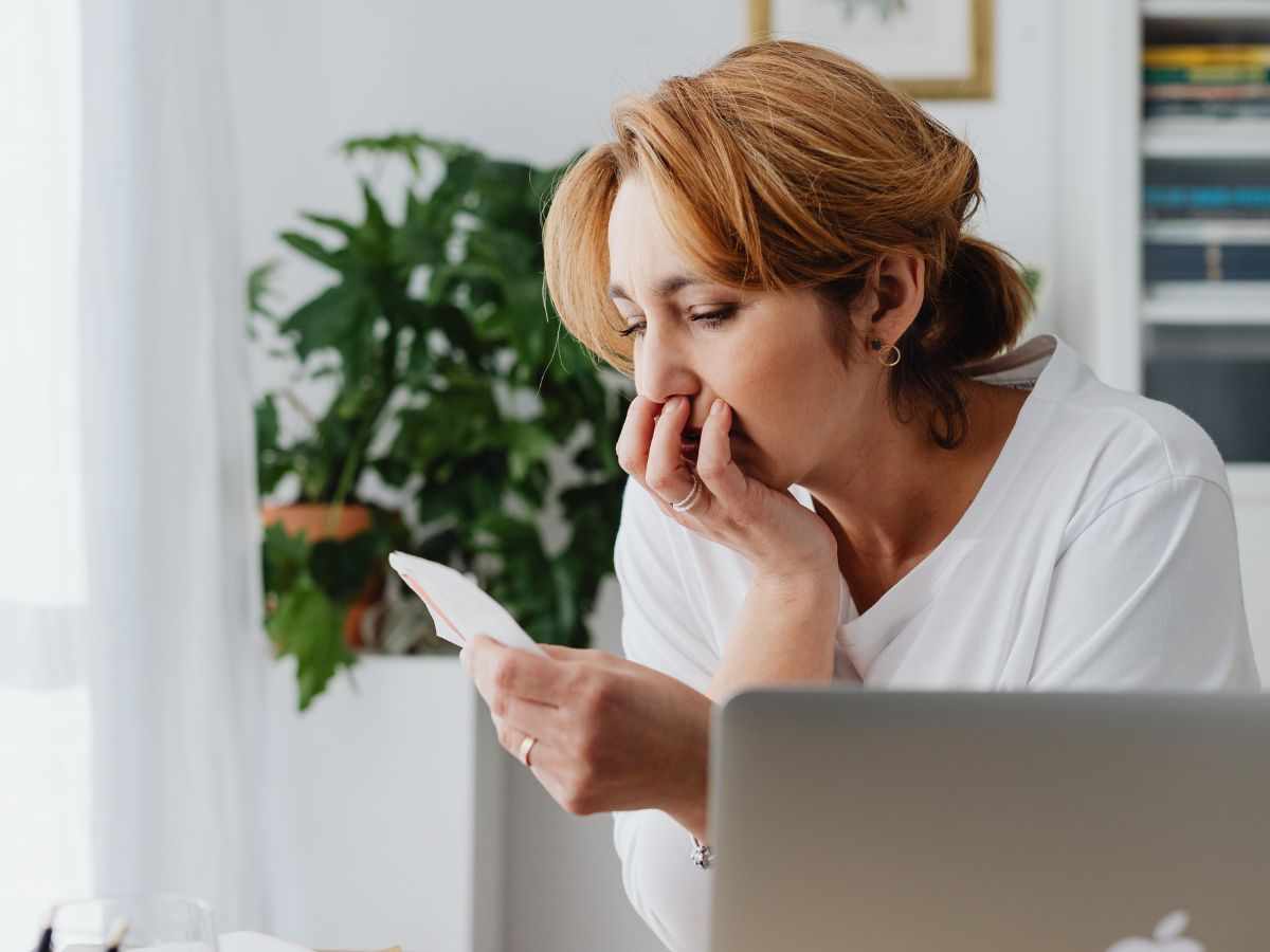 persona legge un bigliettino e pensa