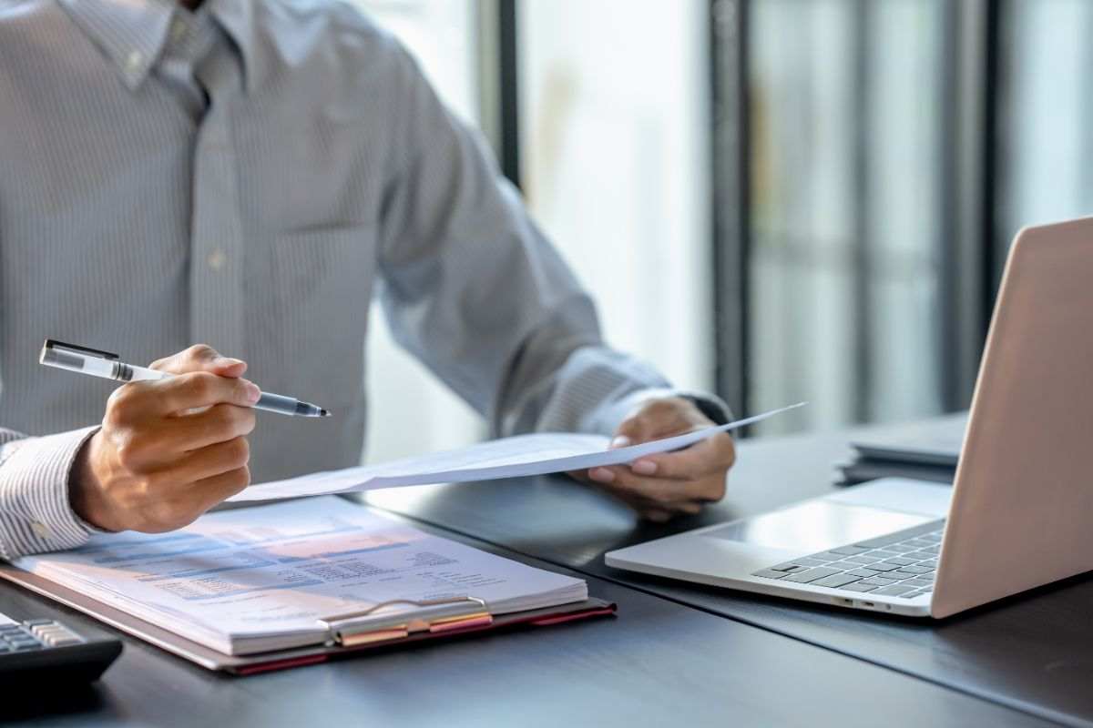 amministratore di condominio che controlla carte