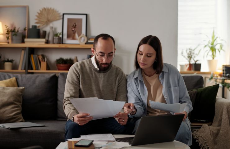 coppia che guarda bollette