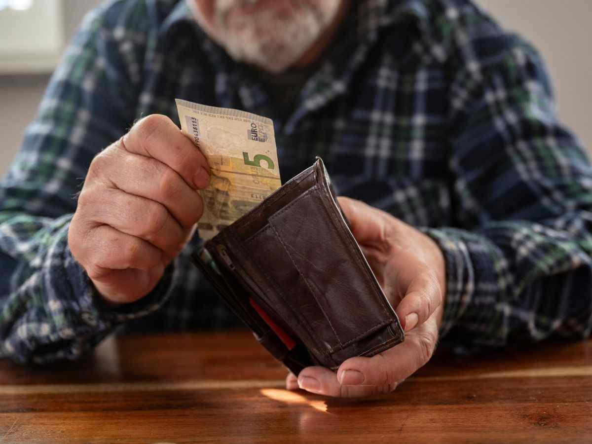 uomo con solo 5 euro nel portafogli