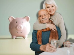 coppia di anziani e salvadanaio