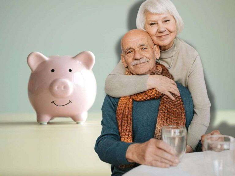 coppia di anziani e salvadanaio