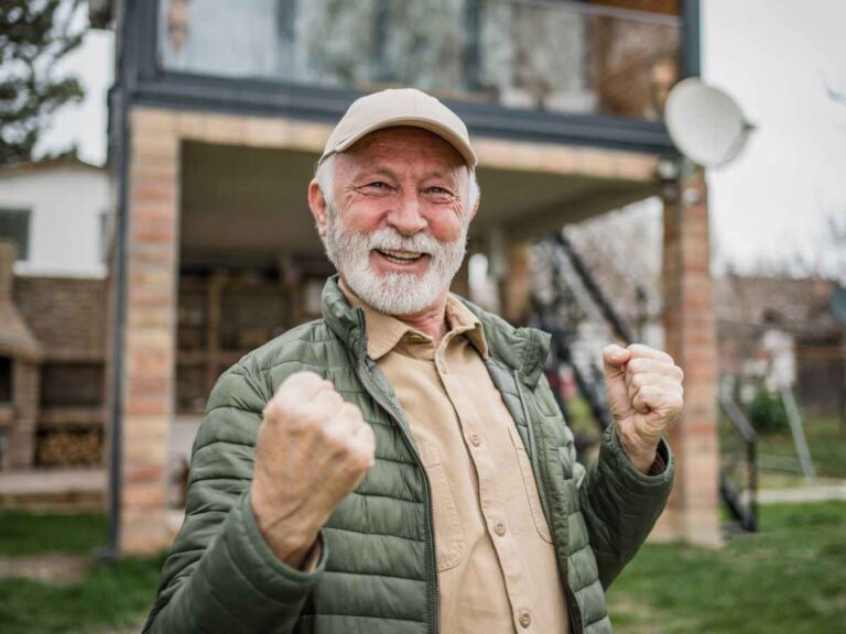 uomo anziano esulta