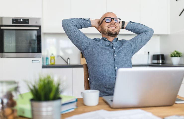 uomo soddisfatto con pc davanti