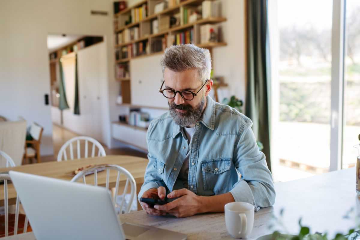 uomo che lavora da casa